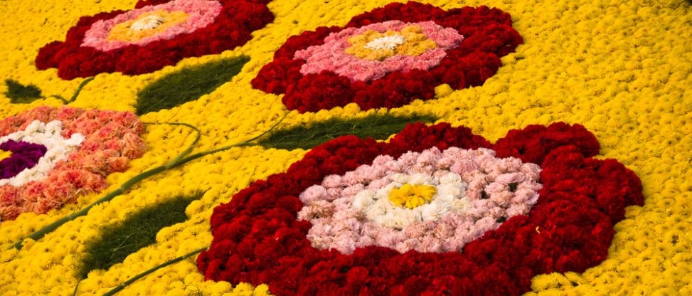 infiorata noto mosaik blumen blütenblätter tradition sizilien ferien guide kunst kultur