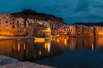 sizilien ferien cefalù villa ferienhaus urlaub strand meer fischerhafen abend