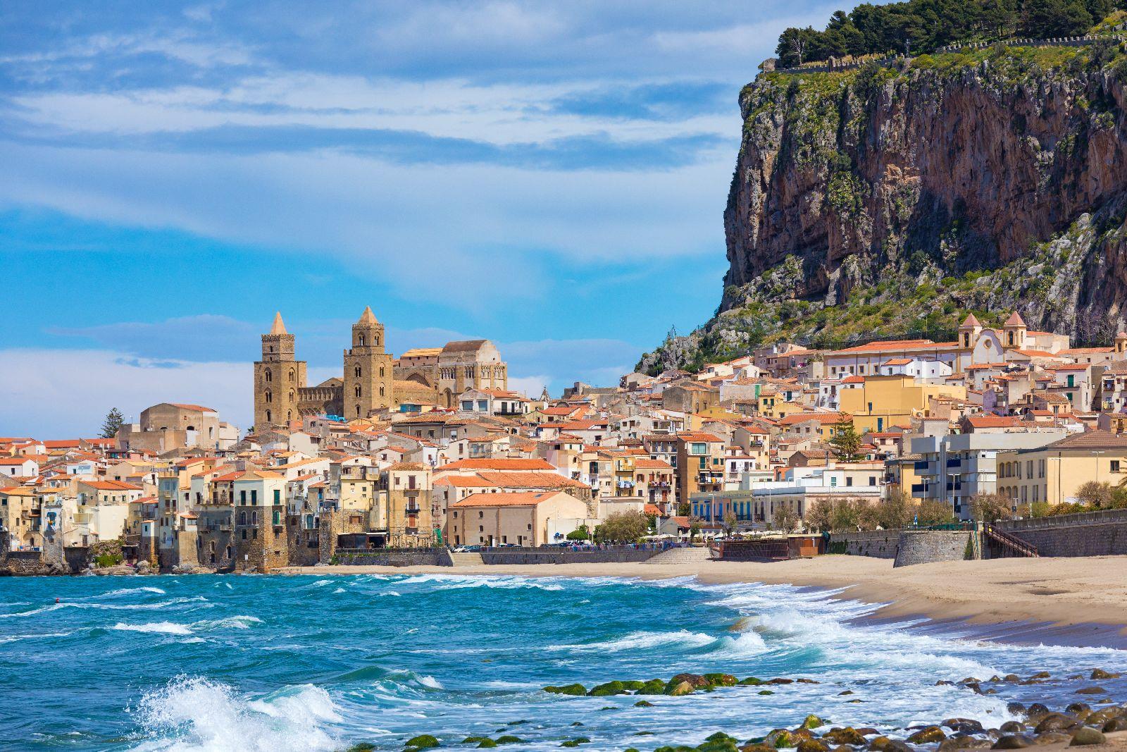 Blick auf die Skyline von Cefalu