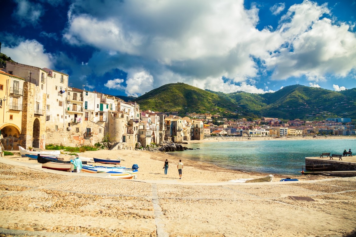 Strand mit Altstadt von Cefalu