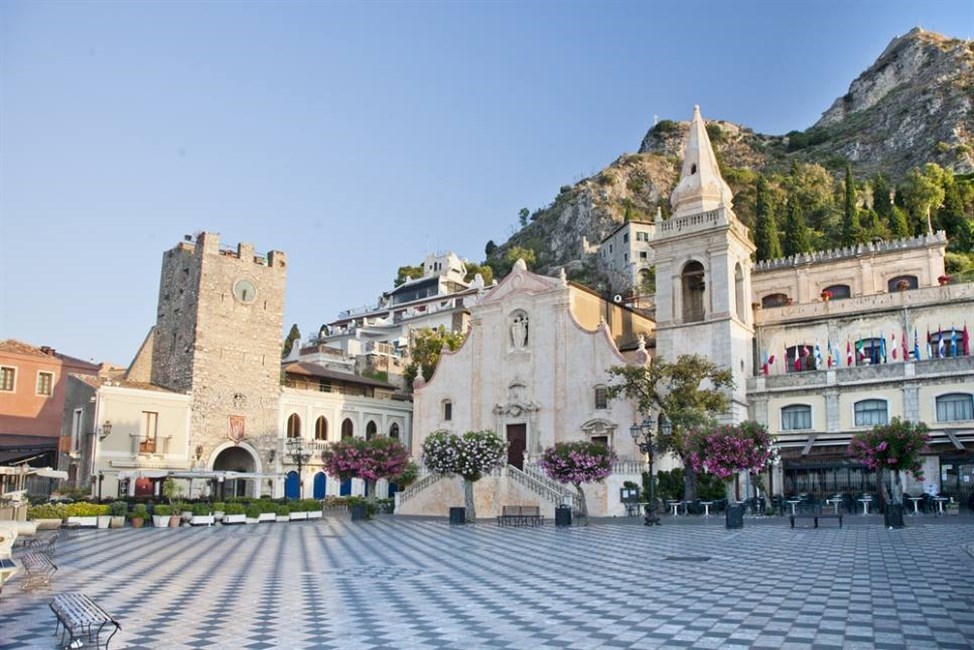 taormina piazza duomo sehenswürdigkeit sizilien ferien guide sizilianische städte