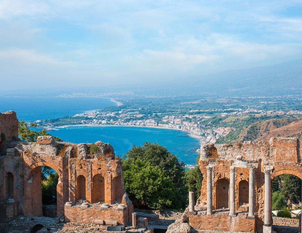 sizilien ferien guide kunst kultur taormina amphietheater panorama aufführungen theater grichisch