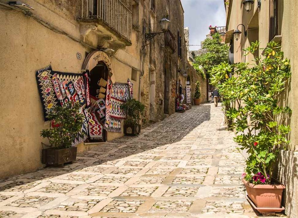 erice trapani ausflug sizilien ferien guide sizilianische städte typische strassee