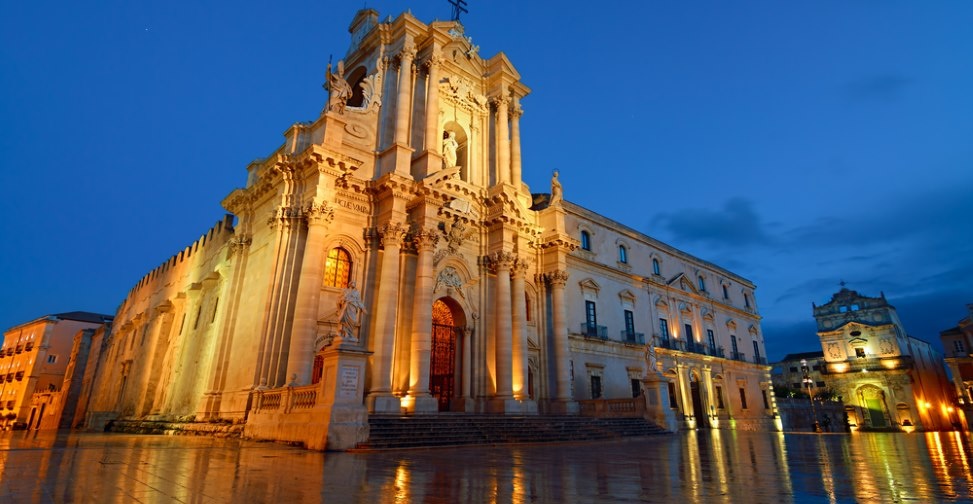 syrakus kathedrale sizilien ferien guide sizilianische städte barock unesco