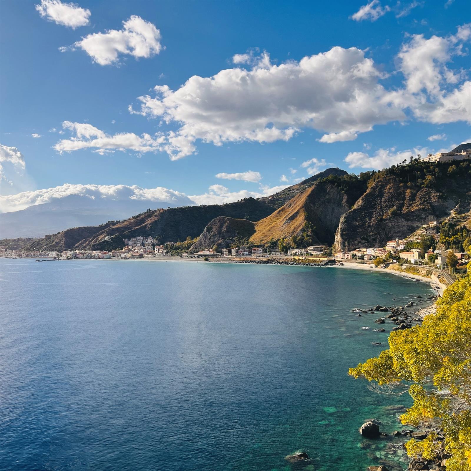taormina panorama grichische ruinen sizilien ferien guide sizilianische städte