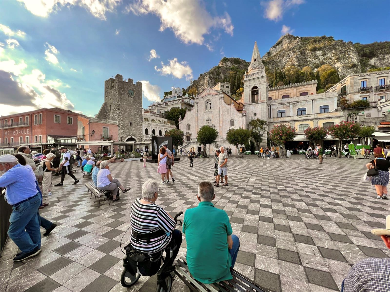 taormina piazza duomo sehenswürdigkeit sizilien ferien guide sizilianische städte